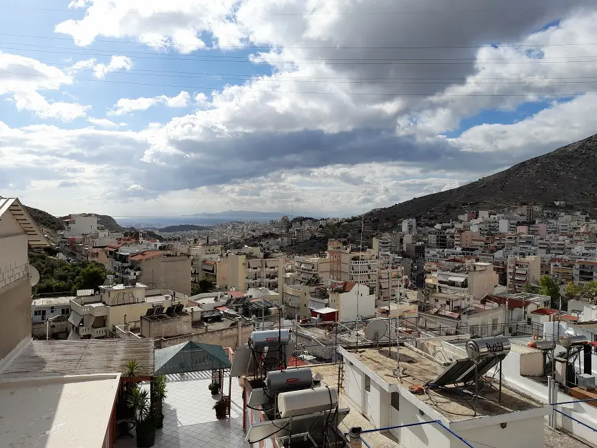 Πλατεία στον Άνω Κορυδαλλό τη νύχτα με ελάχιστο φωτισμό