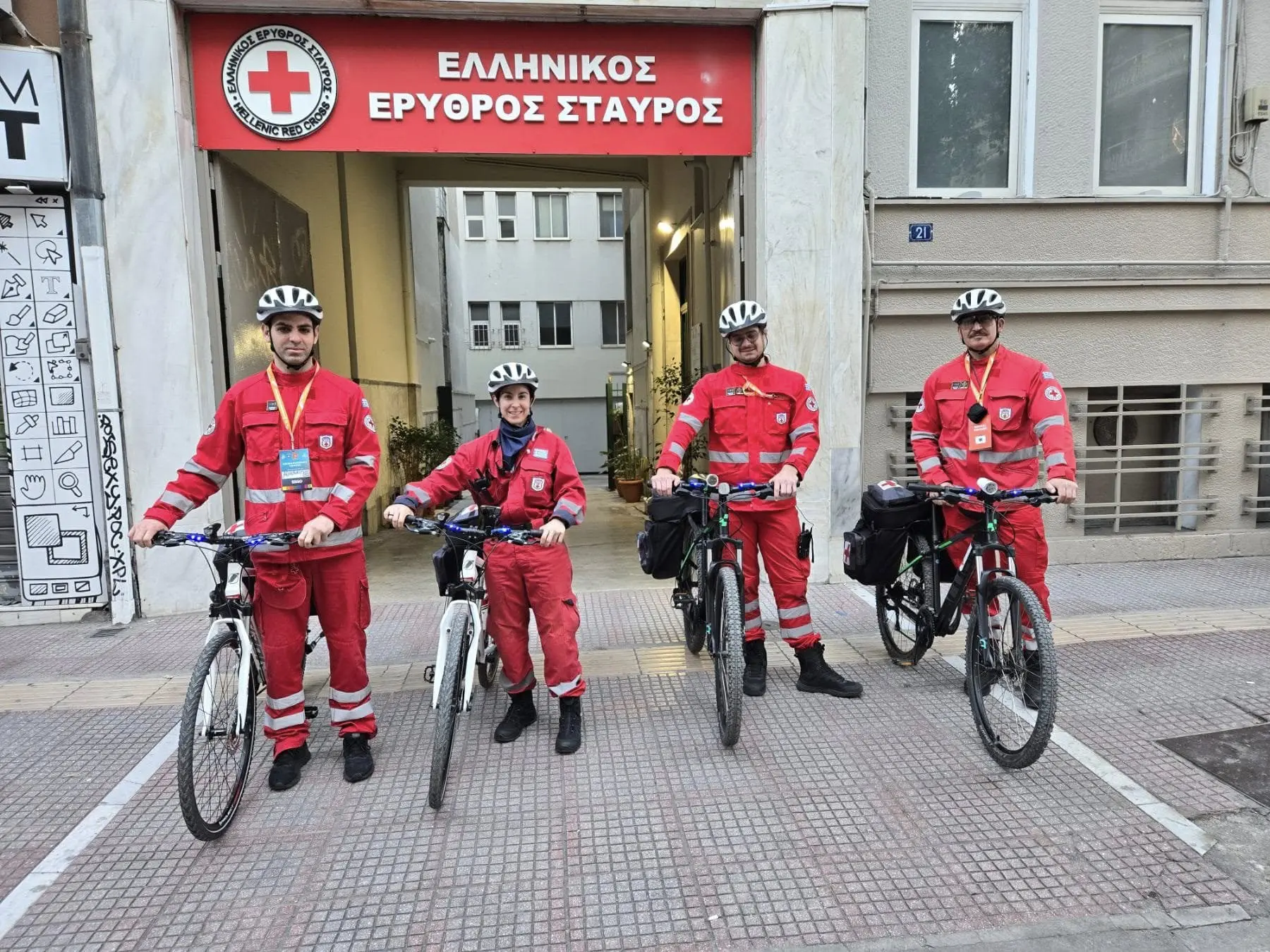 Εθελοντές του Ελληνικού Ερυθρού Σταυρού παρέχουν πρώτες βοήθειες στον Αυθεντικό Μαραθώνιο Αθήνας