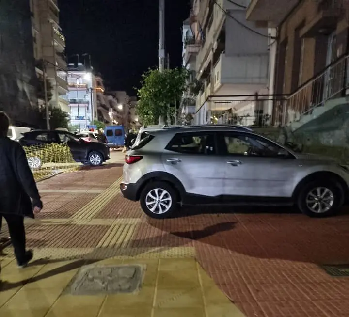581941825_1338722454105635_4019102838511194671_n παράνομα παρκαρισμένα οχήματα πάνω σε νέα πεζοδρόμια στην πλατεία Καρπάθου Πειραιά