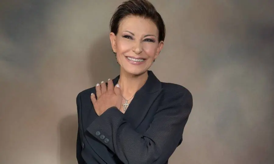 choreyei-to-zeimpekiko-sto-neo-tis-videoclip-i-konstantina