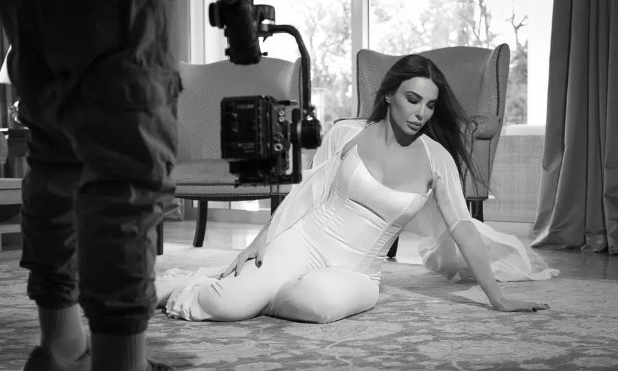 kelly-kelekidoy-sta-backstage-toy-neoy-tis-vinteoklip-gia-to-neo-tis-tragoydi-spiti-soy-eikones