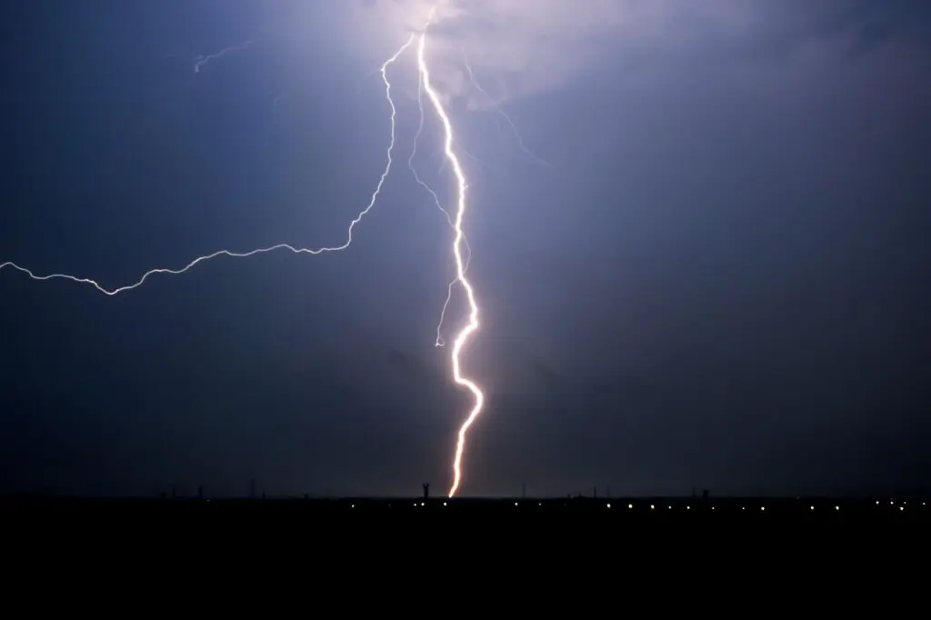 keravnos Διακοπή ρεύματος στο Σχιστό Κορυδαλλού μετά από κεραυνό κοντά σε υποσταθμό της ΔΕΗ