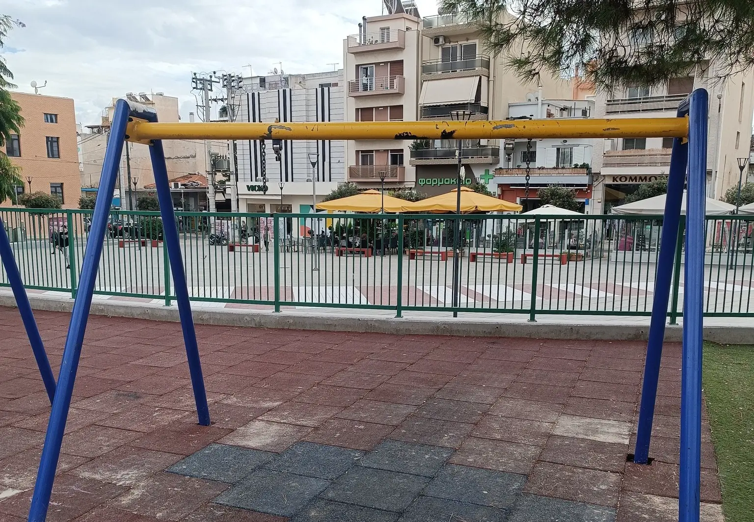 kounia Κατεστραμμένη κούνια στην πλατεία Κύπρου στον Κορυδαλλό