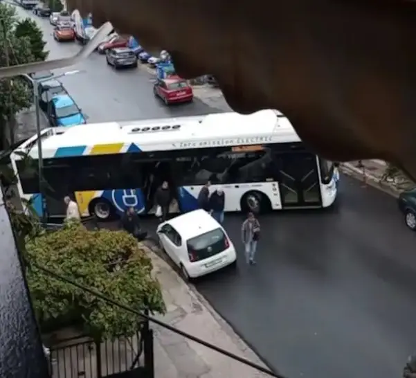 leoforeio1 Λεωφορείο εγκλωβισμένο σε στενό δρόμο του Κορυδαλλού λόγω παράνομα παρκαρισμένου αυτοκινήτου