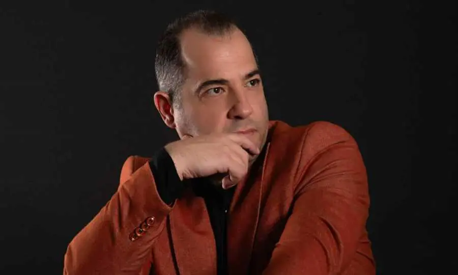 o-nikos-nikolakopoylos-paroysiazei-to-proto-toy-single-me-titlo-se-ena-tetarto