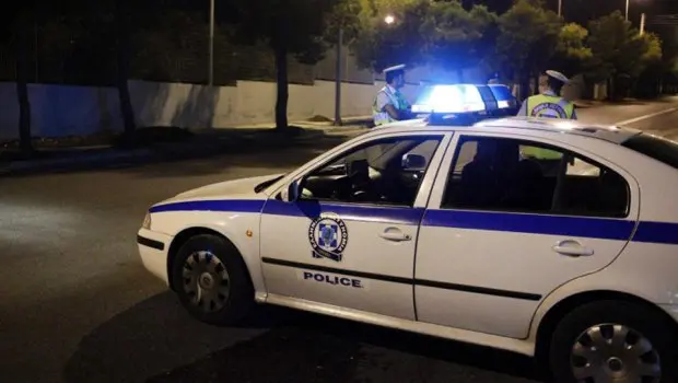 Περιπολικό της αστυνομίας έξω από πολυκατοικία στη Ραφήνα μετά την ανακάλυψη μητέρας και γιου νεκρών