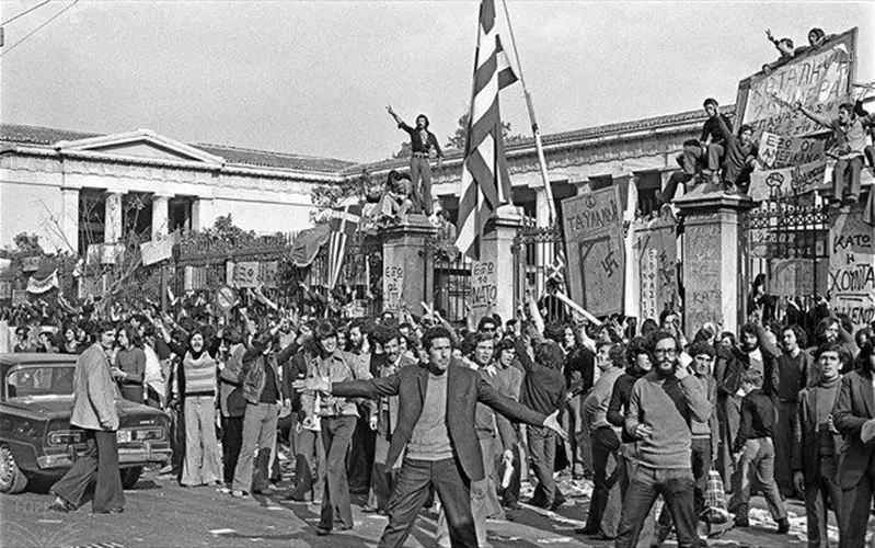 polytexneio «Εξέγερση Πολυτεχνείου 1973 – τανκ, πύλη και φοιτητές»