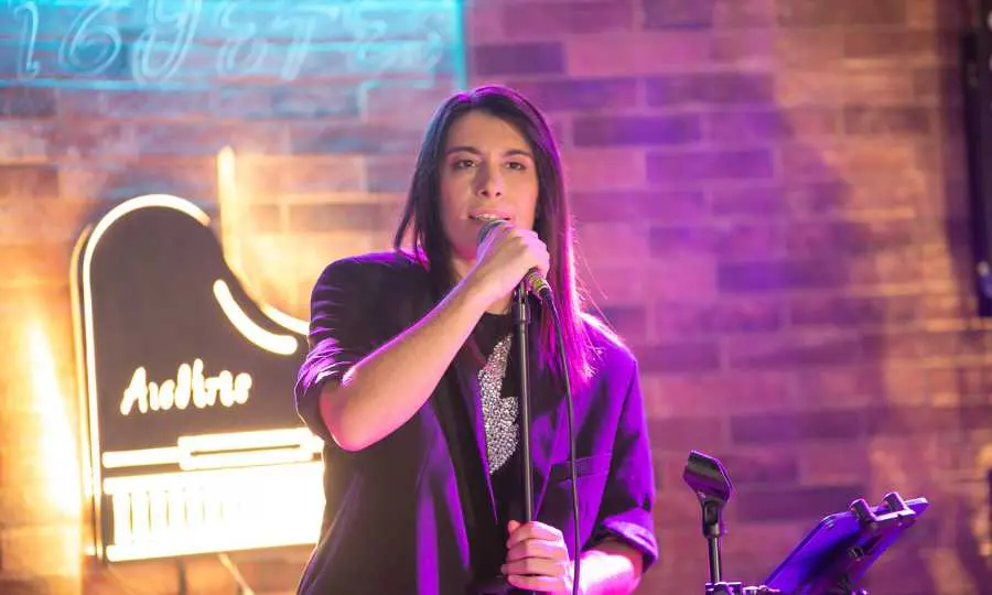 tzeni-georgiadi-i-ypopsifia-toy-ethnikoy-telikoy-tis-eurovision-prokalese-ntelirio-kefioy-se-moysiki-skini-ston-korydallo-eikones