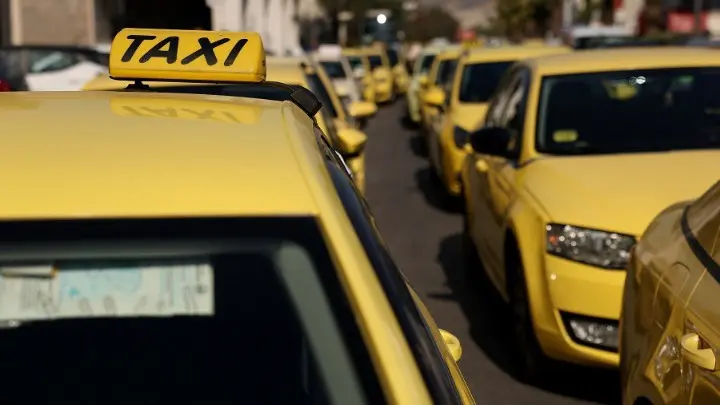 taxi Ταξί στην Αθήνα κατά τη διάρκεια κινητοποίησης του ΣΑΤΑ