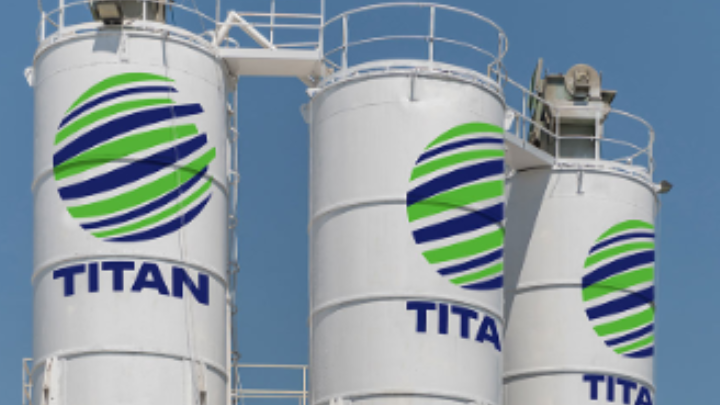 titan Κτίριο του Ομίλου ΤΙΤΑΝ με το λογότυπο της εταιρείας