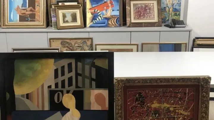 w27-103142w2710134631110708 κατάσχεση πλαστών πινάκων ζωγραφικής και όπλων από την αστυνομία