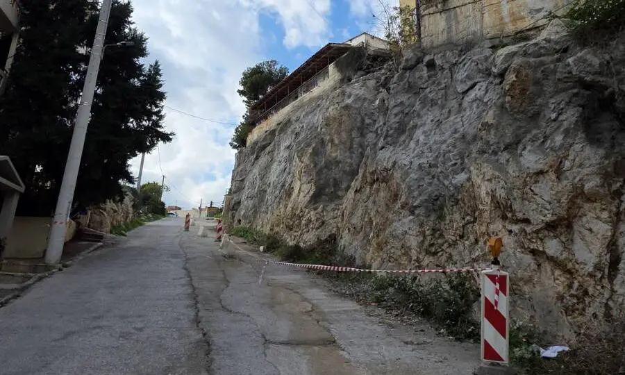 toixio ano perama τοιχίο αντιστήριξης οδός Κολοκοτρώνη Πέραμα