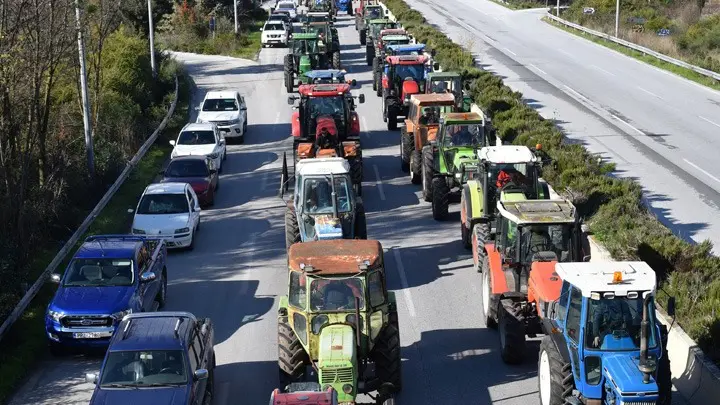 w01-75454AGROTESlarisa2 Αγροτικά τρακτέρ παρατεταγμένα στην Εθνική Οδό στη Νίκαια κατά τη διάρκεια κινητοποιήσεων