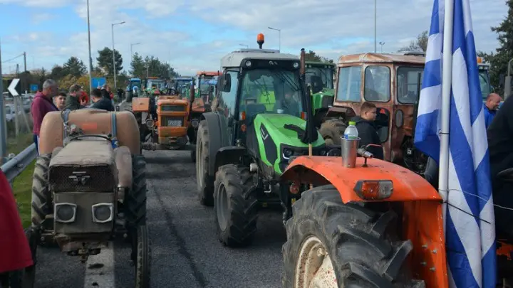 w02-75807AGROTESlarisa3 Μπλόκο αγροτών Νίκαια τρακτέρ Εθνική Οδός