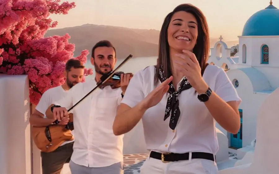 tzeni-georgiadi-to-neo-tis-tragoydi-geia-mas-se-synepairnei-me-ton-nisiotiko-rythmo-toy