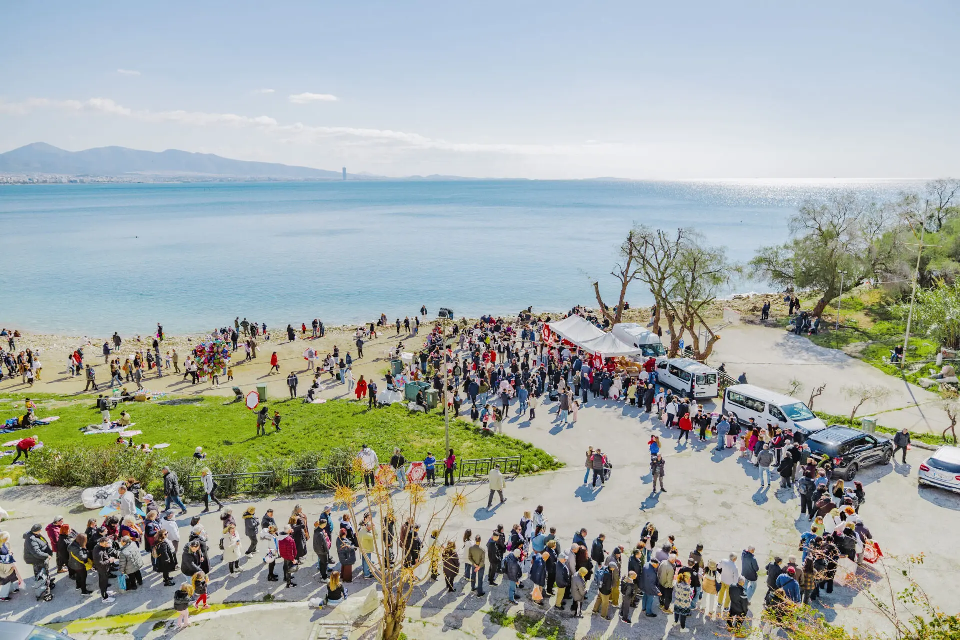 2934 (1) Κούλουμα στη Φρεαττύδα με κόσμο και χαρταετούς στην παραλία του Πειραιά