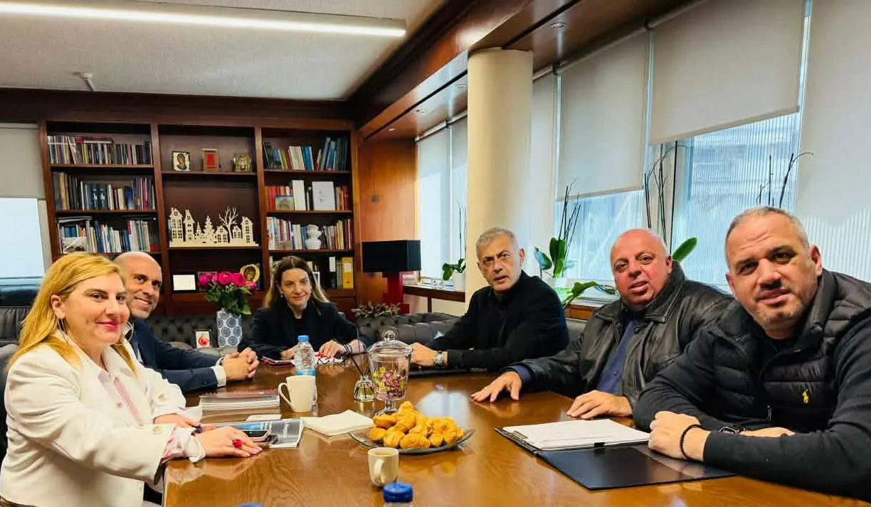 3225 Συνάντηση Δήμου Πειραιά και ΔΥΠΑ για απασχόληση στη ναυτιλία