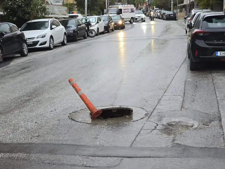 624645241_33618112854499003_2217521878866180414_n Κερατσίνι Ρήγα Φεραίου: καπάκι φρεατίου σηκωμένο στη μέση του δρόμου μετά από βροχή