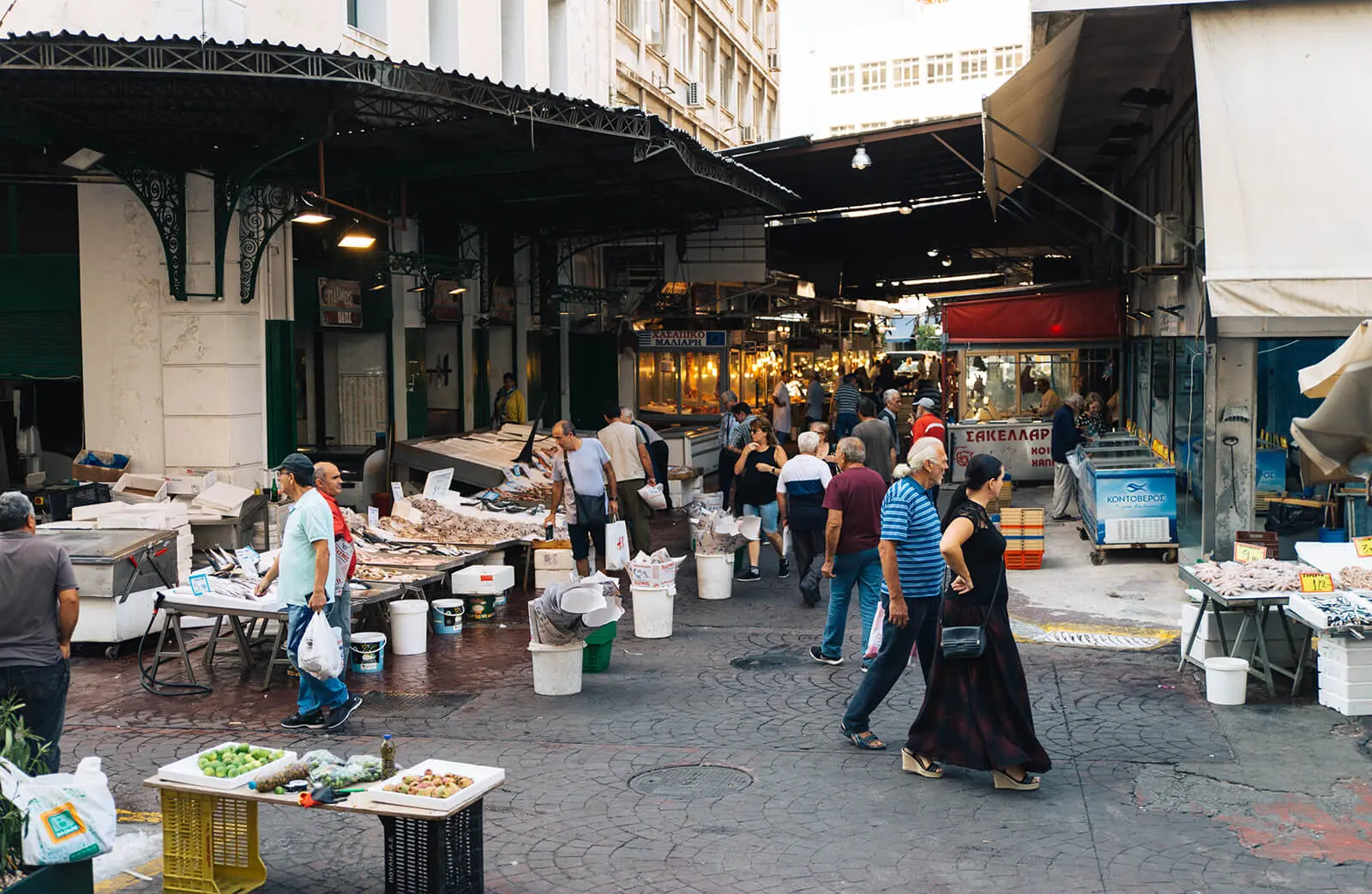 Παρεμπόριο στον Πειραιά σε εμπορικό δρόμο κοντά στο λιμάνι