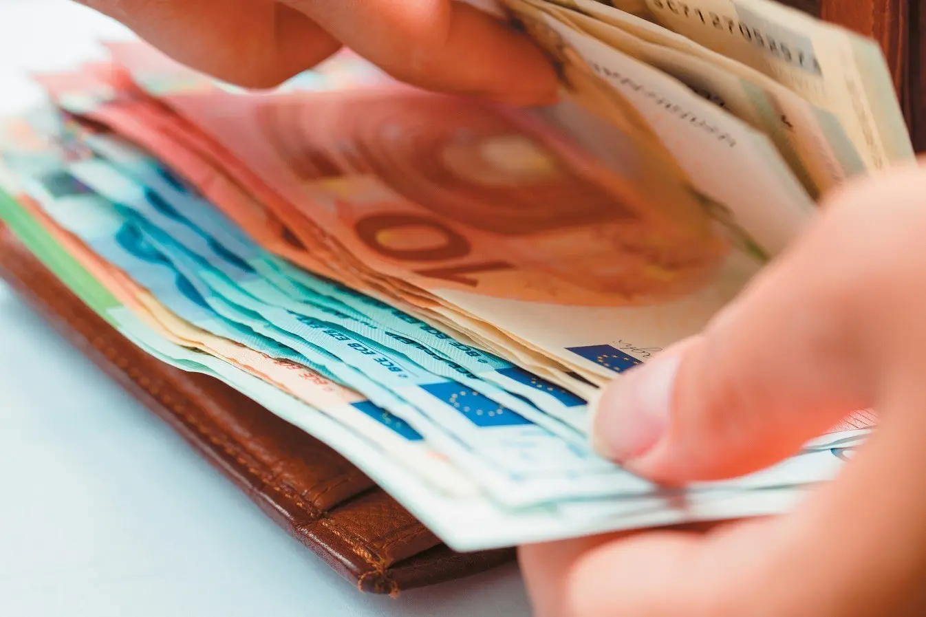 Άνεργος υποβάλλει ηλεκτρονική αίτηση για πρόγραμμα κατάρτισης