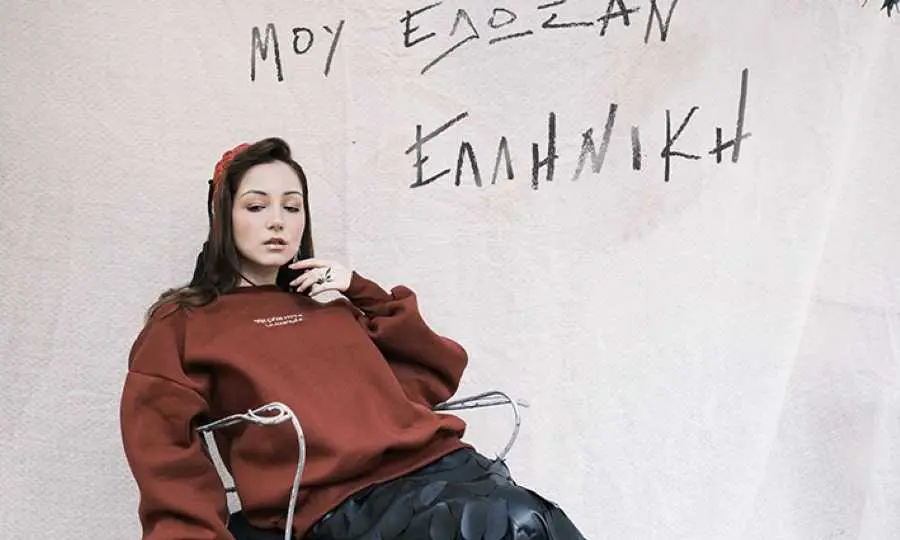 olivia-vasilopoylos-egine-i-moysa-toy-eco-stylist-dimitri-grammatikogianni-se-mia-sygkinitiki-kampania-modas-me-aformi-tin-pagkosmia-imera-ellinikis-glossas-eikones