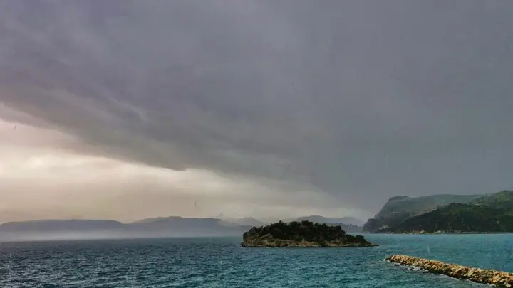Κακοκαιρία στην Ελλάδα με ισχυρές βροχές και χιονοπτώσεις