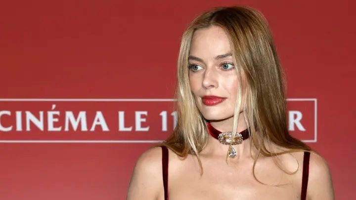 w03-16492931381221 Μάργκοτ Ρόμπι με μπορντό Chanel φόρεμα στην πρεμιέρα του Ανεμοδαρμένα Ύψη στο Παρίσι