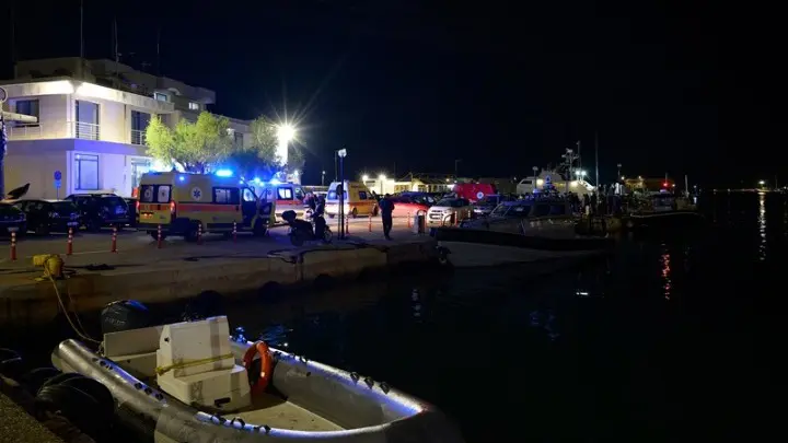 w04-615561 Ναυάγιο στη Χίο – επιχείρηση έρευνας και διάσωσης του Λιμενικού