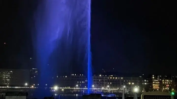 Το Jet d’Eau στη Γενεύη φωταγωγημένο στα γαλανόλευκα για την Παγκόσμια Ημέρα Ελληνικής Γλώσσας