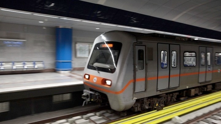 Επιβάτες στο Μετρό της Αθήνας την ημέρα απεργίας για τα Τέμπη (28/2)