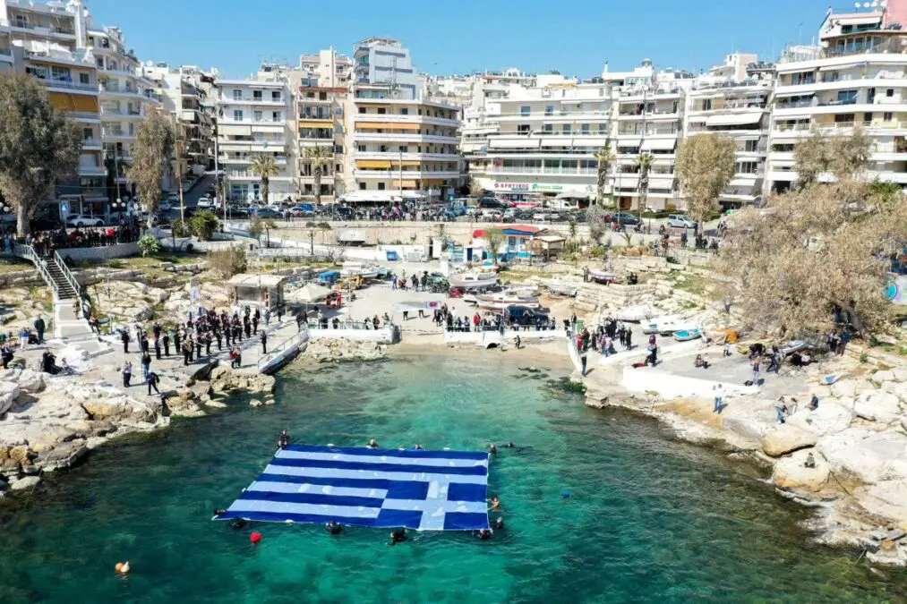1226 Ελληνική σημαία στη θάλασσα στην Πειραϊκή για την 25η Μαρτίου