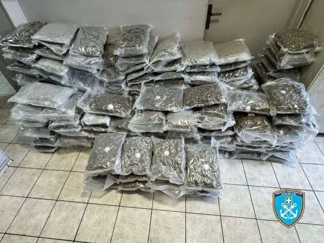 1_EhdJKqe.width-1600 κατάσχεση 219 κιλών κάνναβης skunk από το Λιμενικό Πειραιά