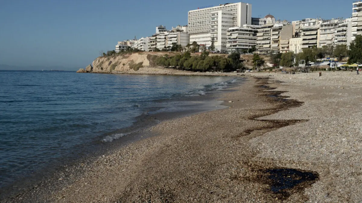 Παραλία Φρεαττύδας στον Πειραιά όπου καταγγέλλεται ψάρεμα κοντά σε λουόμενους