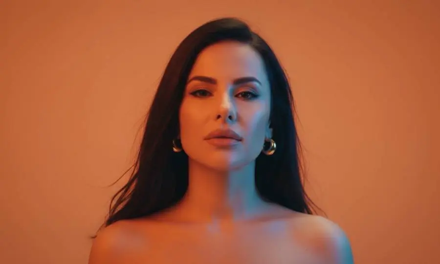 ilianna-zerva-paroysiazei-to-min-vlepeis-poy-gelao-me-entyposiako-ai-generated-video-clip
