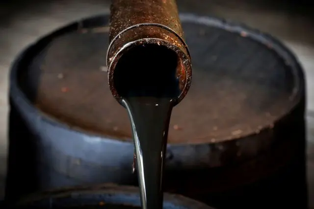 FILE PHOTO: Oil pours out of a spout from Edwin Drake's original 1859 well that launched the modern petroleum industry at the Drake Well Museum and Park in Titusville, Pennsylvania Πλαφόν στις τιμές καυσίμων στην Κροατία λόγω διεθνούς ενεργειακής κρίσης