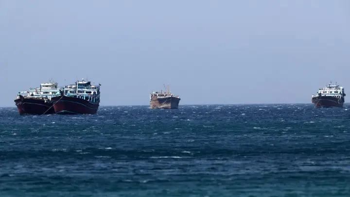 w29-161419ShipsintheStraitofHormuz30460656 USS Abraham Lincoln αεροπλανοφόρο ΗΠΑ