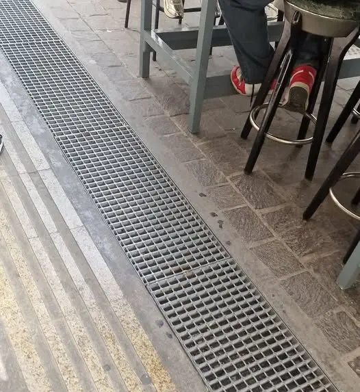 τραπεζοκαθίσματα πεζοδρόμιο Πειραιάς όδευση τυφλών