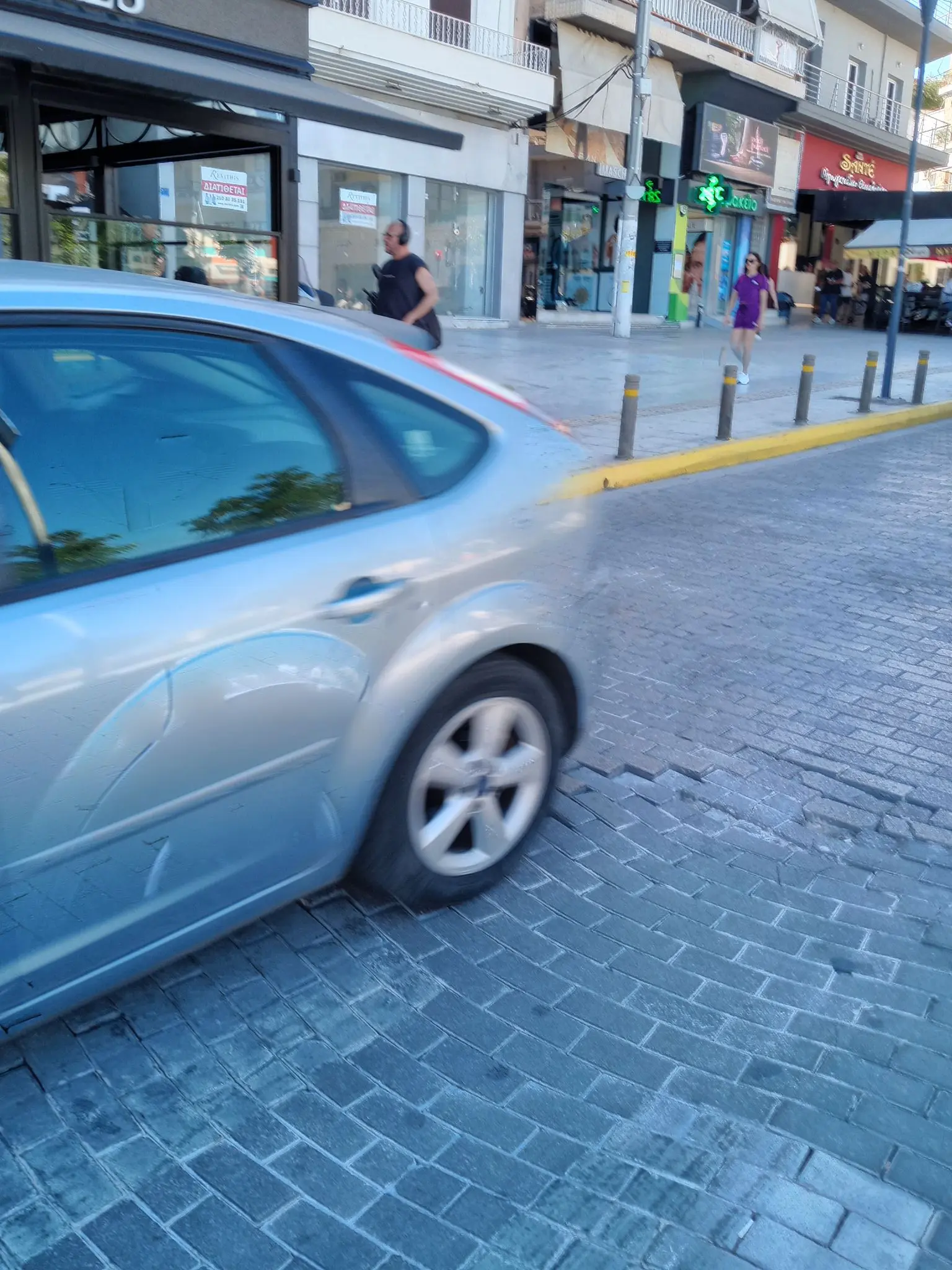Κορυδαλλός: Καταγγελία για επικίνδυνη καθίζηση στην Πλατεία Ελευθερίας - Έπεσαν ήδη δύο μηχανάκια