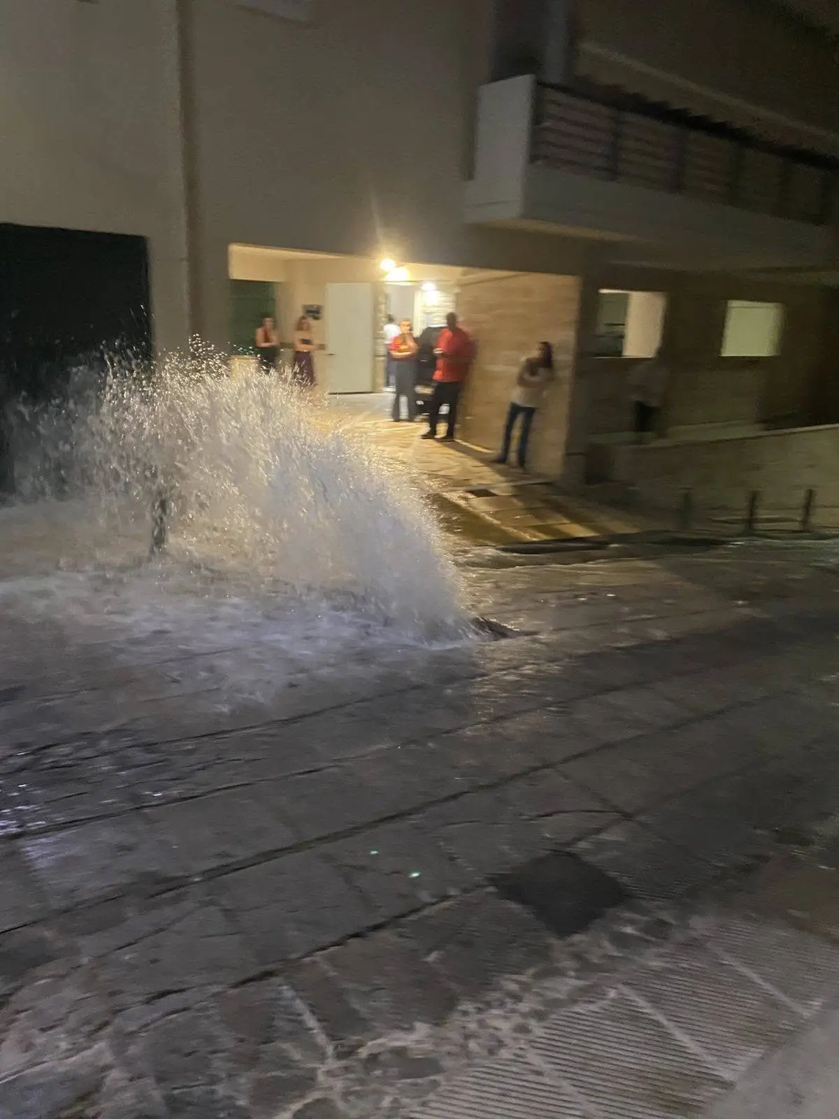 728937571_10237425943241872_8326275938684731001_n Οδός Θεάτρου στον Πειραιά: Δύο βλάβες ΕΥΔΑΠ σε 11 μέρες