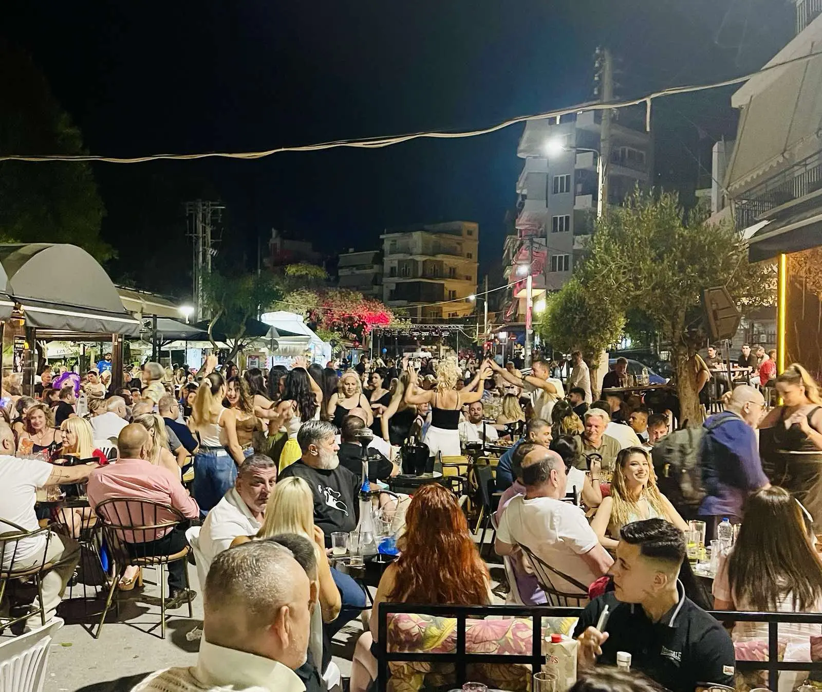 NIKAIA (2) Street Party στη Νίκαια: Η πλατεία Διαμάντως Κουμπάκη γέμισε κόσμο για τρίτη χρονιά