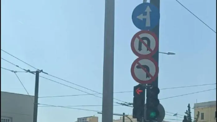 grifos Πινακίδες που «τσακώνονται» στην Ακτή Κονδύλη – Η εξήγηση πίσω από τη σύγχυση που έγινε viral