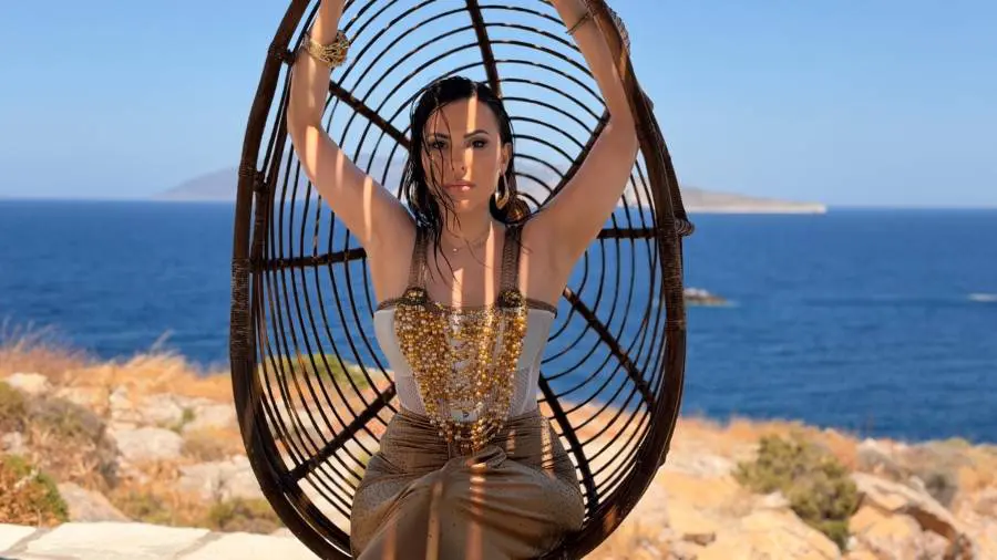 ilianna-zerva-to-mageytiko-vinteoklip-sti-folegandro-gia-to-trexte-dia-cheiros-themi-adamantidi