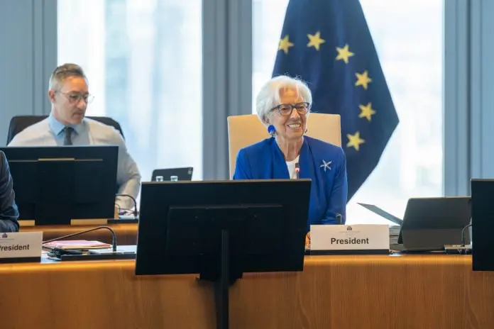 lagarde-696x464 Σοκ από την ΕΚΤ: Αύξηση επιτοκίων για πρώτη φορά από το 2023 - «Βουτιά» στις προβλέψεις ανάπτυξης