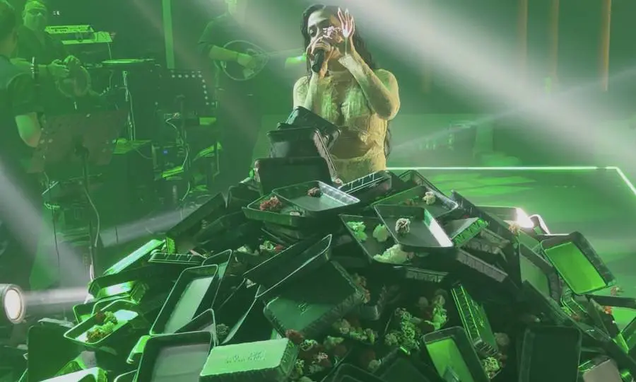margarita-chionidi-asyllipta-vinteo-apo-to-gigantio-forema-apo-garyfalla-poy-tin-echtisan-on-stage