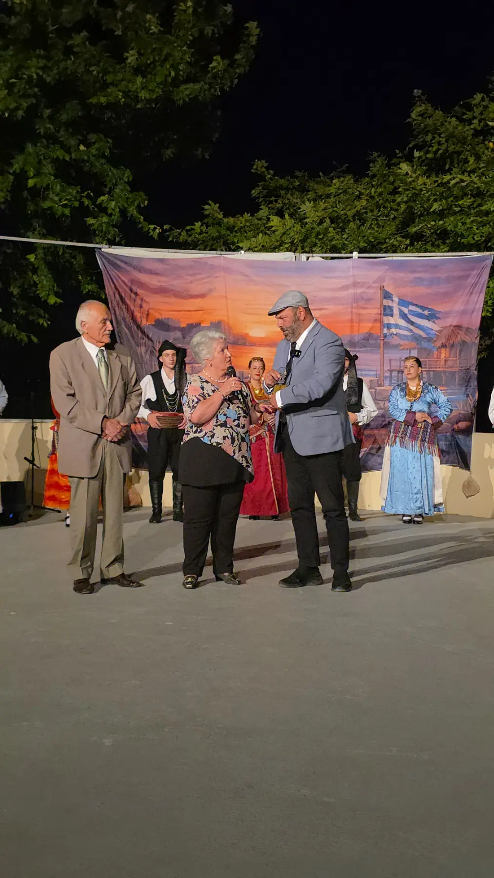 Βράβευση Λαγουδάκου από την Ένωση Ποντίων Περάματος στο θέατρο «Μίκης Θεοδωράκης»