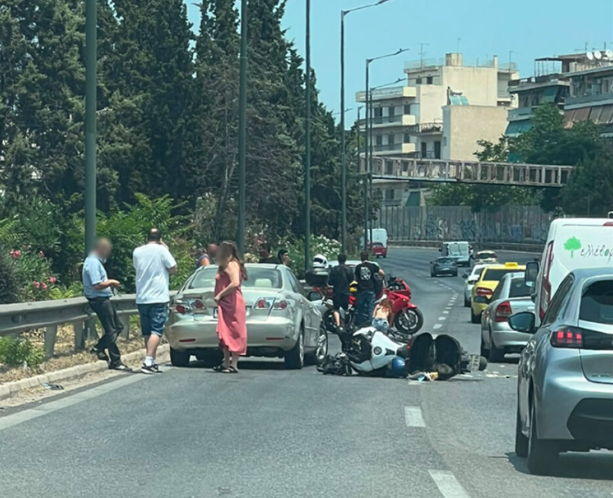sygkrousi Καραμπόλα στη Λεωφόρο Κηφισού: Φορτηγό, επιβατηγό και τρεις μοτοσυκλέτες εμπλέκονται στο ατύχημα