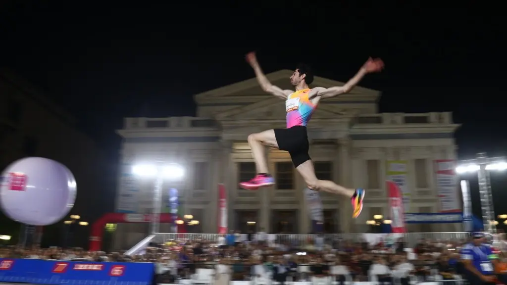 Τεντόγλου: Νίκη στο Piraeus Street Long Jump έξω από το Δημοτικό Θέατρο