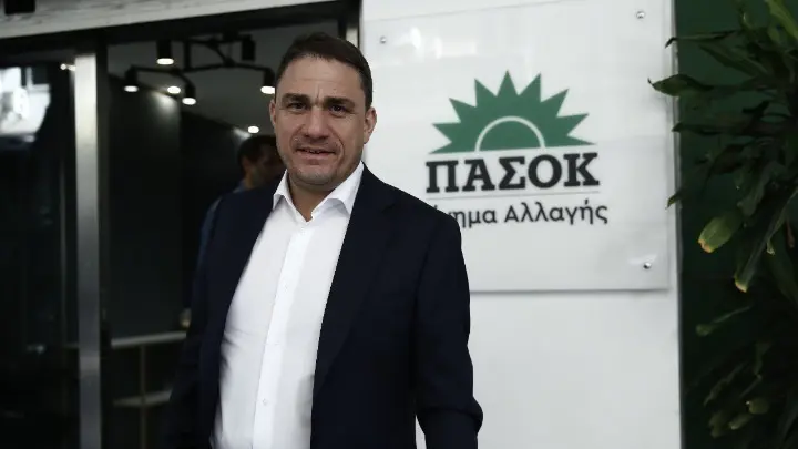 ΠΑΣΟΚ vs ΝΔ: «Λεφτόδεντρα» ή στοχευμένο μέτρο; Σφοδρή αντιπαράθεση για τη δωρεάν μετακίνηση των νέων