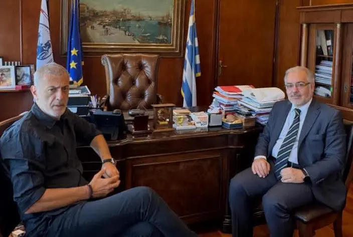«Πόλεμος» για το Ναυτοδικείο Πειραιά: Μώραλης και Κλάππας κατά της μεταφοράς στην Αθήνα