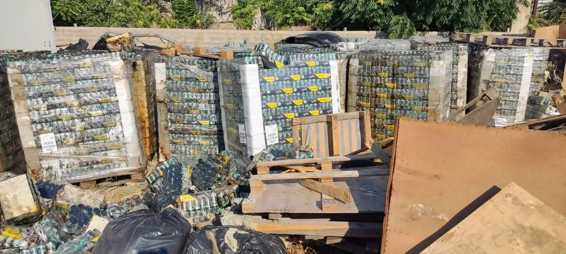 anapsiktika Πρόστιμο στον παραβάτη που πέταξε τόνους ληγμένων αναψυκτικών στην οδό Μάρκου Μπότσαρη